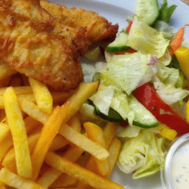 Knusperfisch mit Pommes